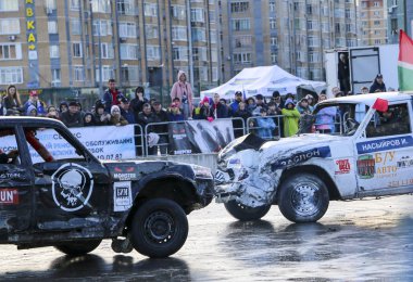 Kazan, Rusya - 29 Nisan 2018: Aşırı Otomobil Fuarı - araba isyanı. Arabalar ve sürücüleri küçük arenada Derby yıkım ile rekabet eder. Arabalar şiddetli çarpışmalar ve acciden sonra hayatta kalmak için mücadele