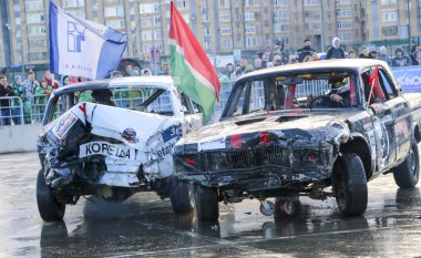 Kazan, Rusya - 29 Nisan 2018: Aşırı Otomobil Fuarı - araba isyanı. Arabalar ve sürücüleri küçük arenada Derby yıkım ile rekabet eder. Arabalar şiddetli çarpışmalar ve acciden sonra hayatta kalmak için mücadele