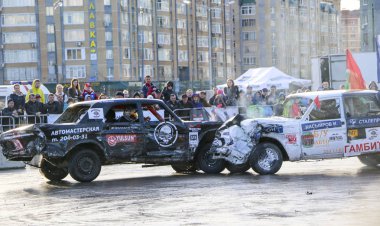 Kazan, Rusya - 29 Nisan 2018: Aşırı Otomobil Fuarı - araba isyanı. Arabalar ve sürücüleri küçük arenada Derby yıkım ile rekabet eder. Arabalar şiddetli çarpışmalar ve acciden sonra hayatta kalmak için mücadele