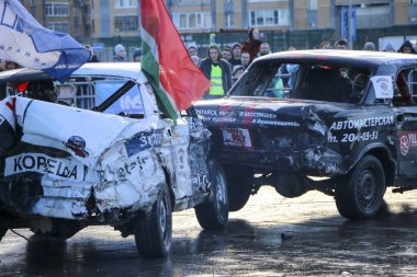 Kazan, Rusya - 29 Nisan 2018: Aşırı Otomobil Fuarı - araba isyanı. Arabalar ve sürücüleri küçük arenada Derby yıkım ile rekabet eder. Arabalar şiddetli çarpışmalar ve acciden sonra hayatta kalmak için mücadele