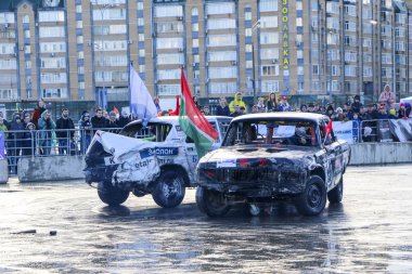 Kazan, Rusya - 29 Nisan 2018: Aşırı Otomobil Fuarı - araba isyanı. Arabalar ve sürücüleri küçük arenada Derby yıkım ile rekabet eder. Arabalar şiddetli çarpışmalar ve acciden sonra hayatta kalmak için mücadele