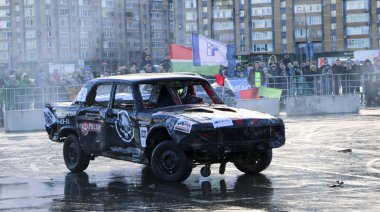 Kazan, Rusya - 29 Nisan 2018: Aşırı Otomobil Fuarı - araba isyanı. Arabalar ve sürücüleri küçük arenada Derby yıkım ile rekabet eder. Arabalar şiddetli çarpışmalar ve acciden sonra hayatta kalmak için mücadele