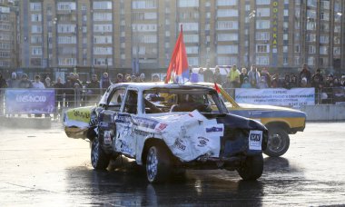 Kazan, Rusya - 29 Nisan 2018: Aşırı Otomobil Fuarı - araba isyanı. Arabalar ve sürücüleri küçük arenada Derby yıkım ile rekabet eder. Arabalar şiddetli çarpışmalar ve acciden sonra hayatta kalmak için mücadele