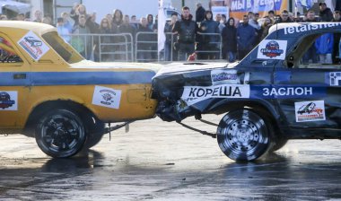 Kazan, Rusya - 29 Nisan 2018: Aşırı Otomobil Fuarı - araba isyanı. Arabalar ve sürücüleri küçük arenada Derby yıkım ile rekabet eder. Arabalar şiddetli çarpışmalar ve acciden sonra hayatta kalmak için mücadele