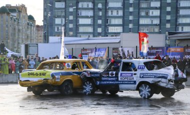 Kazan, Rusya - 29 Nisan 2018: Aşırı Otomobil Fuarı - araba isyanı. Arabalar ve sürücüleri küçük arenada Derby yıkım ile rekabet eder. Arabalar şiddetli çarpışmalar ve acciden sonra hayatta kalmak için mücadele