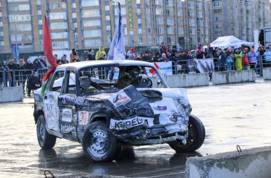 Kazan, Rusya - 29 Nisan 2018: Aşırı Otomobil Fuarı - araba isyanı. Arabalar ve sürücüleri küçük arenada Derby yıkım ile rekabet eder. Arabalar şiddetli çarpışmalar ve acciden sonra hayatta kalmak için mücadele