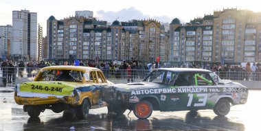 Kazan, Rusya - 29 Nisan 2018: Aşırı Otomobil Fuarı - araba isyanı. Arabalar ve sürücüleri küçük arenada Derby yıkım ile rekabet eder. Arabalar şiddetli çarpışmalar ve acciden sonra hayatta kalmak için mücadele