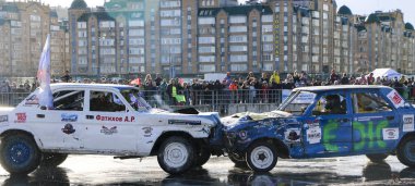 Kazan, Rusya - 29 Nisan 2018: Aşırı Otomobil Fuarı - araba isyanı. Arabalar ve sürücüleri küçük arenada Derby yıkım ile rekabet eder. Arabalar şiddetli çarpışmalar ve acciden sonra hayatta kalmak için mücadele