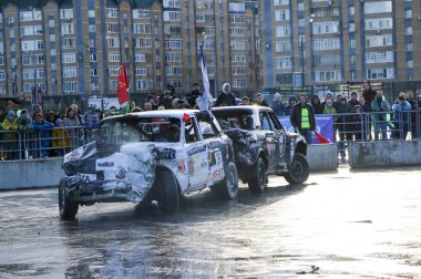 Kazan, Rusya - 29 Nisan 2018: Aşırı Otomobil Fuarı - araba isyanı. Arabalar ve sürücüleri küçük arenada Derby yıkım ile rekabet eder. Arabalar şiddetli çarpışmalar ve acciden sonra hayatta kalmak için mücadele
