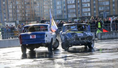 Kazan, Rusya - 29 Nisan 2018: Aşırı Otomobil Fuarı - araba isyanı. Arabalar ve sürücüleri küçük arenada Derby yıkım ile rekabet eder. Arabalar şiddetli çarpışmalar ve acciden sonra hayatta kalmak için mücadele
