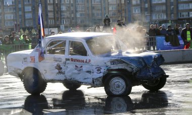 Kazan, Rusya - 29 Nisan 2018: Aşırı Otomobil Fuarı - araba isyanı. Arabalar ve sürücüleri küçük arenada Derby yıkım ile rekabet eder. Arabalar şiddetli çarpışmalar ve acciden sonra hayatta kalmak için mücadele