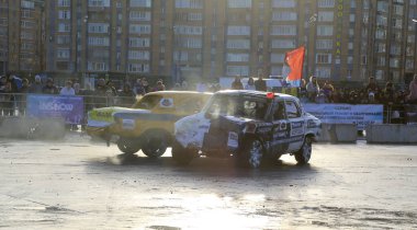 Kazan, Rusya - 29 Nisan 2018: Aşırı Otomobil Fuarı - araba isyanı. Arabalar ve sürücüleri küçük arenada Derby yıkım ile rekabet eder. Arabalar şiddetli çarpışmalar ve acciden sonra hayatta kalmak için mücadele