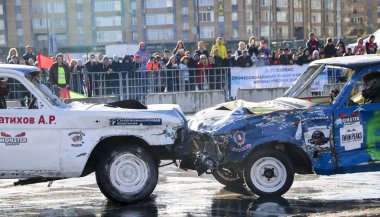 Kazan, Rusya - 29 Nisan 2018: Aşırı Otomobil Fuarı - araba isyanı. Arabalar ve sürücüleri küçük arenada Derby yıkım ile rekabet eder. Arabalar şiddetli çarpışmalar ve acciden sonra hayatta kalmak için mücadele