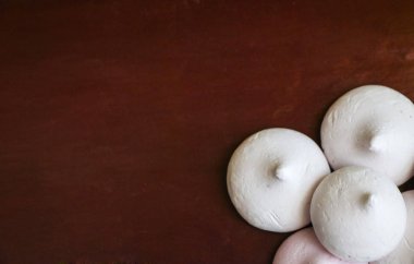 mavi bir arka plan üzerinde hassas havadar beze.