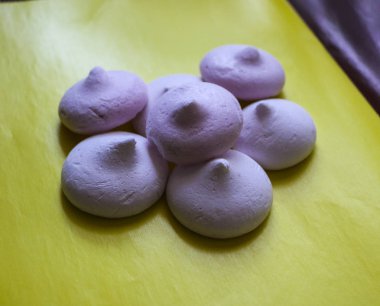 mavi bir arka plan üzerinde hassas havadar beze.