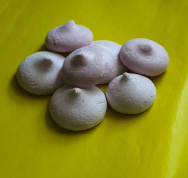 mavi bir arka plan üzerinde hassas havadar beze.