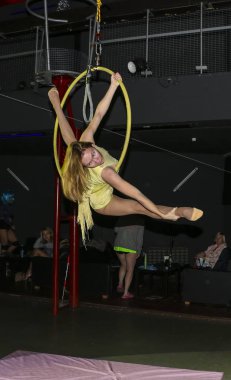 Yoshkar-Ola, Rusya Federasyonu, 08 Aralık 2018: Dans ve akrobatik gösterisi - aşk Crazypole dans ve hava akrobasi Studio 2018 olduğunu