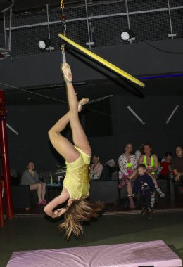 Yoshkar-Ola, Rusya Federasyonu, 08 Aralık 2018: Dans ve akrobatik gösterisi - aşk Crazypole dans ve hava akrobasi Studio 2018 olduğunu