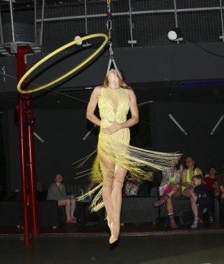 Yoshkar-Ola, Rusya Federasyonu, 08 Aralık 2018: Dans ve akrobatik gösterisi - aşk Crazypole dans ve hava akrobasi Studio 2018 olduğunu