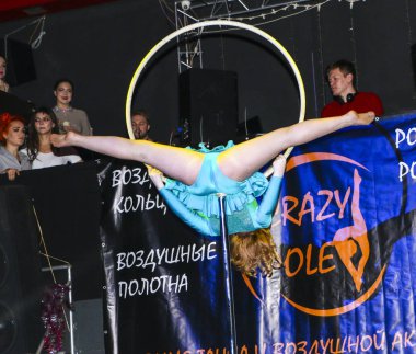 Yoshkar-Ola, Rusya Federasyonu, 08 Aralık 2018: Dans ve akrobatik gösterisi - aşk Crazypole dans ve hava akrobasi Studio 2018 olduğunu.