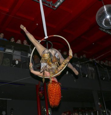Yoshkar-Ola, Rusya Federasyonu, 08 Aralık 2018: Dans ve akrobatik gösterisi - aşk Crazypole dans ve hava akrobasi Studio 2018 olduğunu