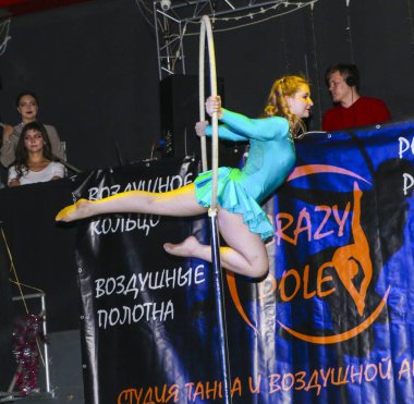 Yoshkar-Ola, Rusya Federasyonu, 08 Aralık 2018: Dans ve akrobatik gösterisi - aşk Crazypole dans ve hava akrobasi Studio 2018 olduğunu