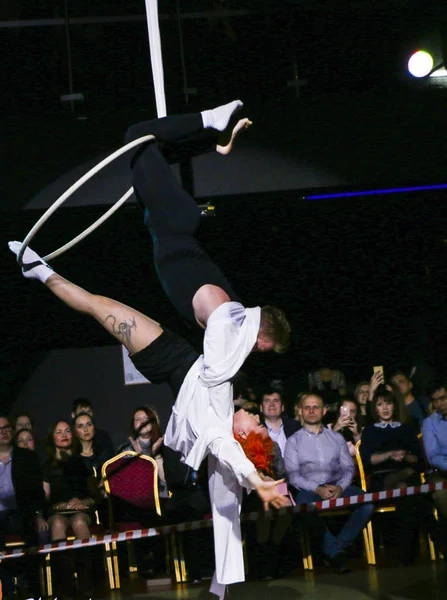 Yoshkar-Ola, Ryssland, 08 December 2018: Dans och akrobatisk show - kärlek är 2018, från Crazypole dans och luftakrobatik Studio. — Stockfoto