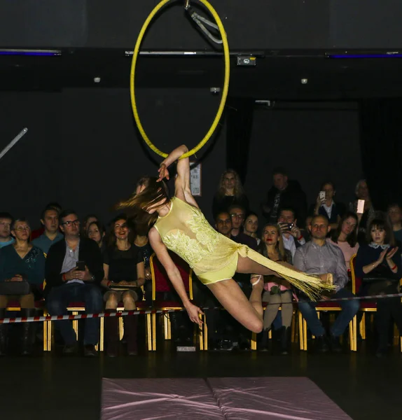 Yoshkar-Ola, Rusya Federasyonu, 08 Aralık 2018: Dans ve akrobatik gösterisi - aşk Crazypole dans ve hava akrobasi Studio 2018 olduğunu. — Stok fotoğraf