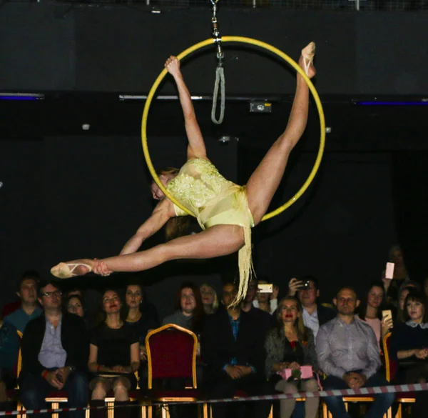 YOSHKAR-OLA, RÚSSIA, DEZEMBRO 08, 2018: Dance and acrobatic show - love is 2018, from CrazyPole dance and aerial acrobatics Studio . — Fotografia de Stock