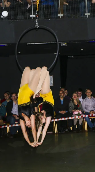 Yoshkar-ola, russland, 08.12.2018: tanz und akrobatik show - love is 2018, von crazypole dance und luftakrobatik studio. — Stockfoto