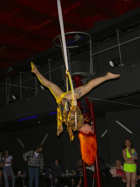 ヨシュカル ロシア 2018 ダンスし アクロバット ショー 2018 Crazypole ダンス 空中アクロバット — ストック写真