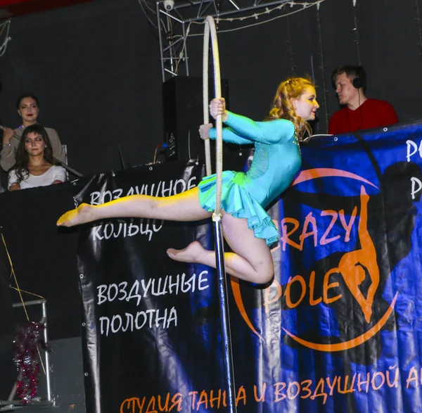 ヨシュカル ロシア 2018 ダンスし アクロバット ショー 2018 Crazypole ダンス 空中アクロバット — ストック写真