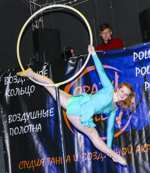 ヨシュカル ロシア 2018 ダンスし アクロバット ショー 2018 Crazypole ダンス 空中アクロバット — ストック写真