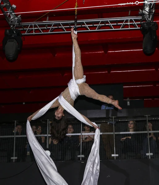 ヨシュカル ロシア 2018 ダンスし アクロバット ショー 2018 Crazypole ダンス 空中アクロバット — ストック写真