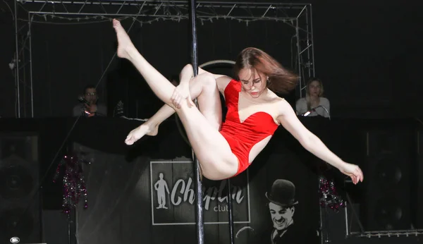 YOSHKAR-OLA, RUSSIE, 08 DÉCEMBRE 2018 : Danse et spectacle acrobatique - l'amour est 2018, de CrazyPole dance and aerial acrobatics Studio . — Photo