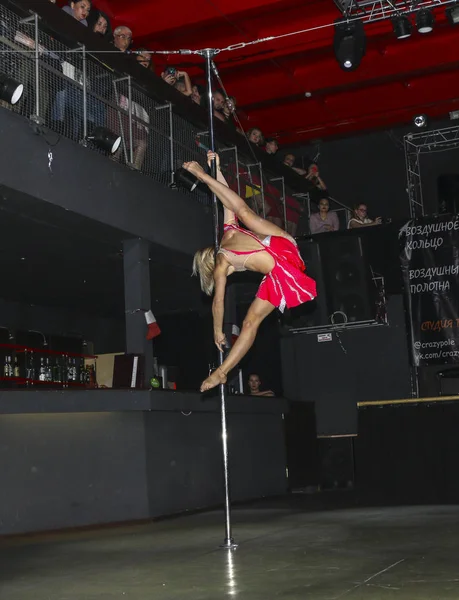 俄罗斯 Yoshkar Ola 2018年12月8日 舞蹈和杂技表演 爱情是 2018年 Crazypole 舞蹈和空中杂技工作室 — 图库照片