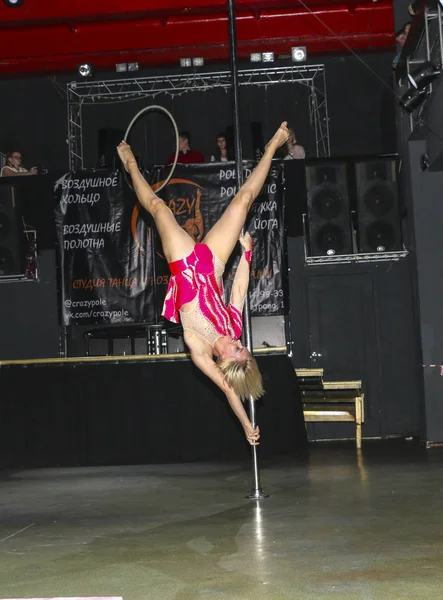 YOSHKAR-OLA, RÚSSIA, DEZEMBRO 08, 2018: Dança e show acrobático — Fotografia de Stock