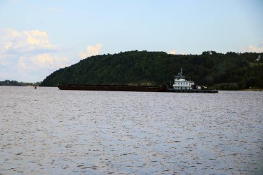 eski paslı mavna yavaş yavaş nehirde yüzen