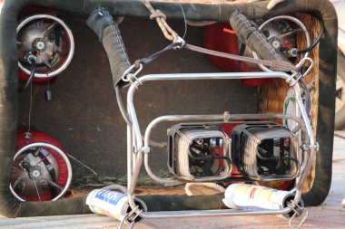 Gaz brülörleri balon için sepetle yerde yatıyor. Uçuş için balon hazırlanması. Balon Festivali