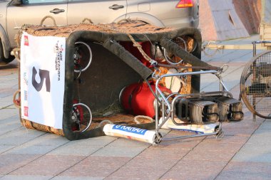 Gaz brülörleri balon için sepetle grou üzerinde yatıyor