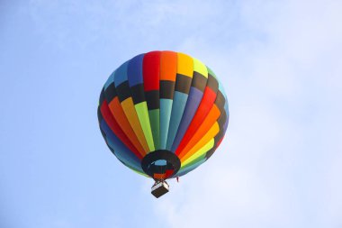 mavi gökyüzü karşı renkli sıcak hava balonu. sıcak hava balonu beyaz bulutlarda uçuyor. güzel sıcak hava balonu üzerinde uçan.