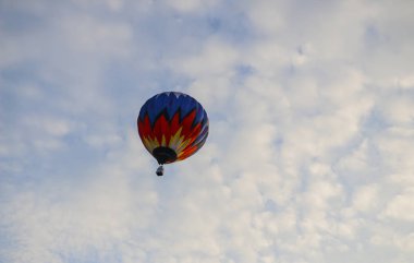 mavi gökyüzü karşı renkli sıcak hava balonu. sıcak hava balonu beyaz bulutlarda uçuyor. güzel sıcak hava balonu üzerinde uçan.