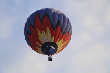 mavi gökyüzü karşı renkli sıcak hava balonu. sıcak hava balonu beyaz bulutlarda uçuyor. güzel sıcak hava balonu üzerinde uçan.