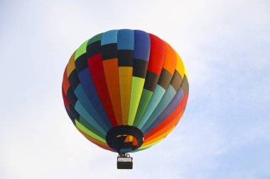 mavi gökyüzü karşı renkli sıcak hava balonu. sıcak hava balonu beyaz bulutlarda uçuyor. güzel sıcak hava balonu üzerinde uçan.