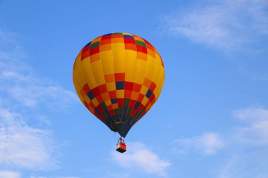 mavi gökyüzü karşı renkli sıcak hava balonu. sıcak hava balonu beyaz bulutlarda uçuyor. güzel sıcak hava balonu üzerinde uçan.
