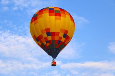 mavi gökyüzü karşı renkli sıcak hava balonu. sıcak hava balonu beyaz bulutlarda uçuyor. güzel sıcak hava balonu üzerinde uçan.