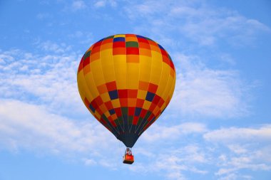 mavi gökyüzü karşı renkli sıcak hava balonu. sıcak hava balonu beyaz bulutlarda uçuyor. güzel sıcak hava balonu üzerinde uçan.