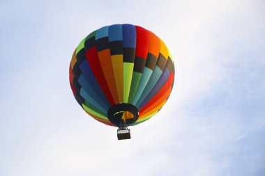 mavi gökyüzü karşı renkli sıcak hava balonu. sıcak hava balonu beyaz bulutlarda uçuyor. güzel sıcak hava balonu üzerinde uçan.