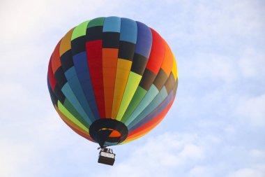mavi gökyüzü karşı renkli sıcak hava balonu. sıcak hava balonu beyaz bulutlarda uçuyor. güzel sıcak hava balonu üzerinde uçan.