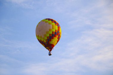 mavi gökyüzü karşı renkli sıcak hava balonu. sıcak hava balonu beyaz bulutlarda uçuyor. güzel sıcak hava balonu üzerinde uçan.